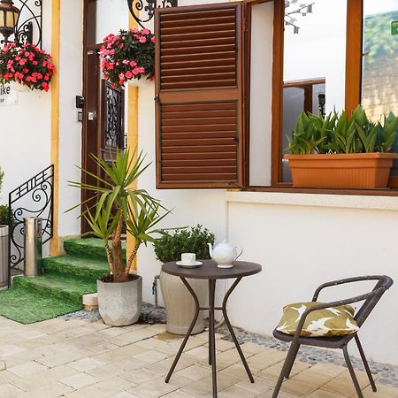 Homelike Guest House 凯里尼亚 外观 照片