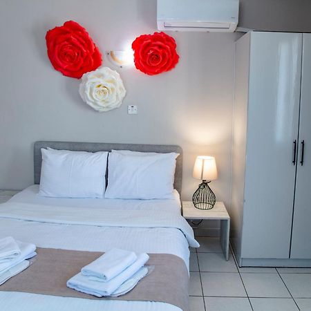 Homelike Guest House 凯里尼亚 外观 照片