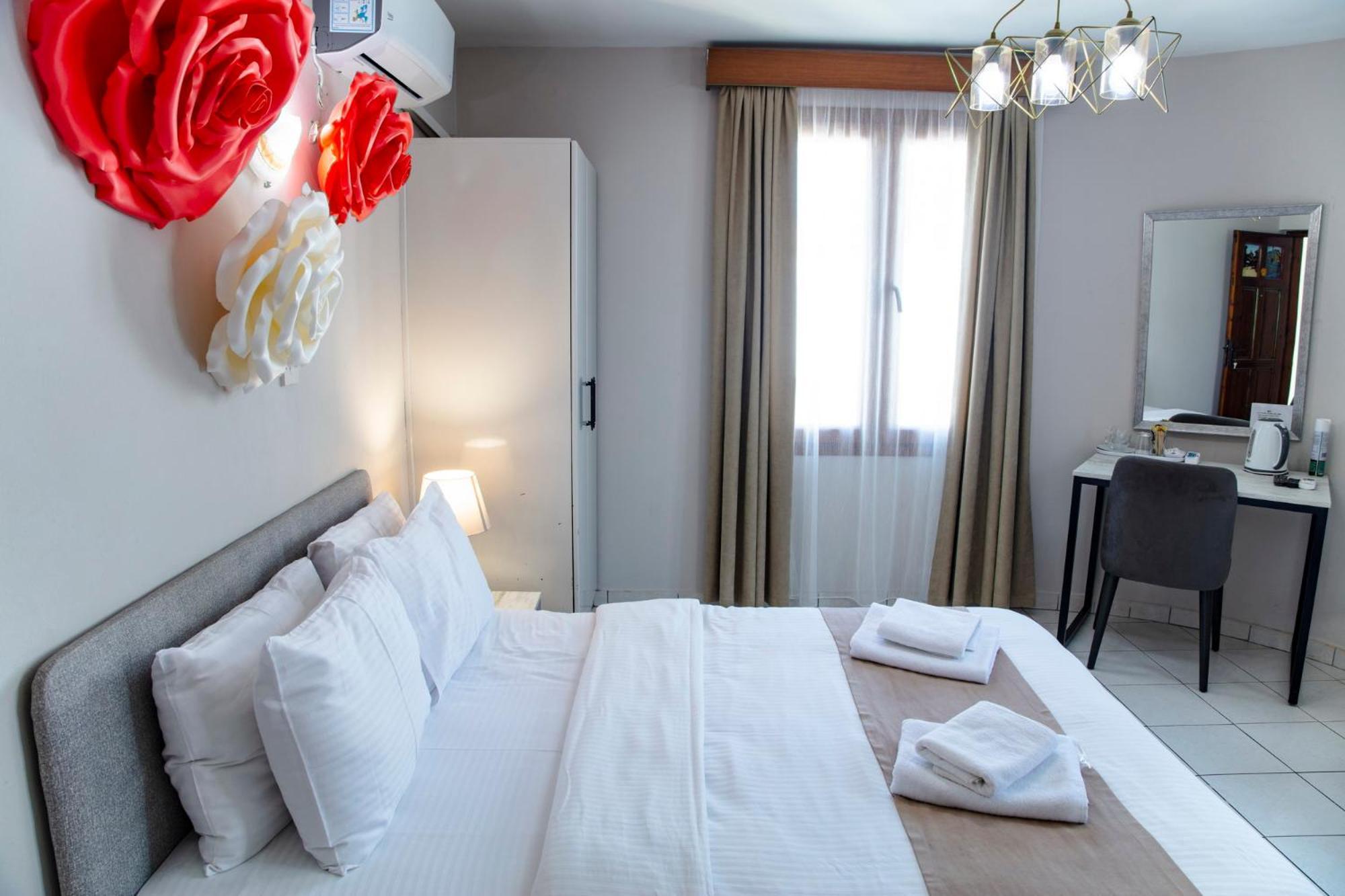 Homelike Guest House 凯里尼亚 外观 照片