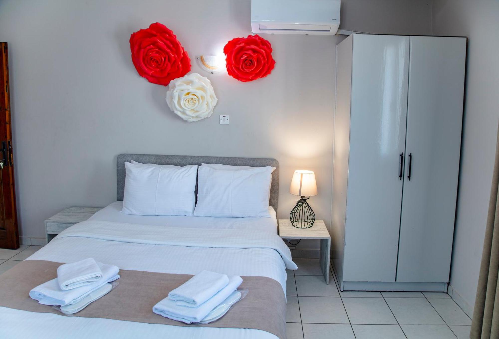 Homelike Guest House 凯里尼亚 外观 照片