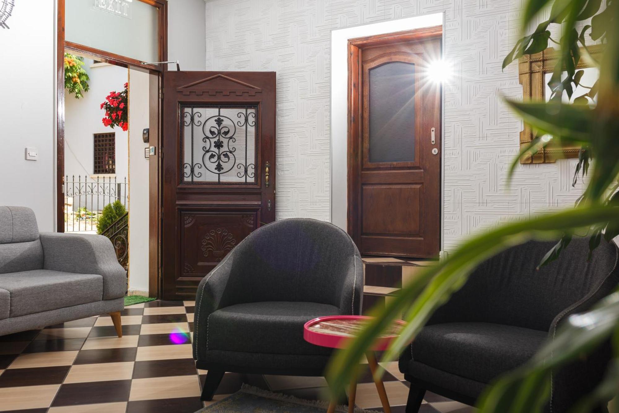 Homelike Guest House 凯里尼亚 外观 照片