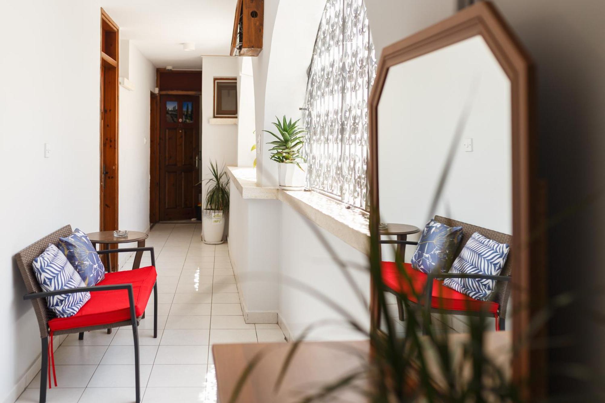 Homelike Guest House 凯里尼亚 外观 照片