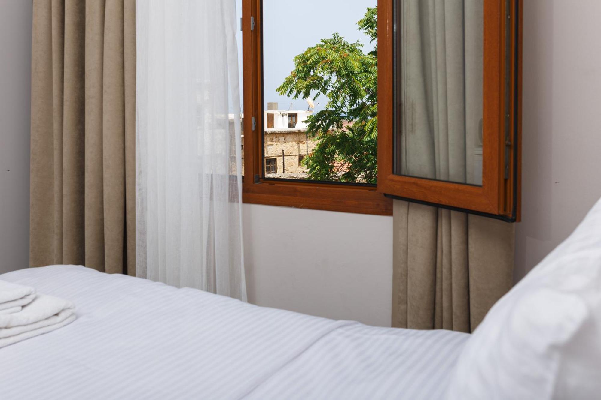 Homelike Guest House 凯里尼亚 外观 照片