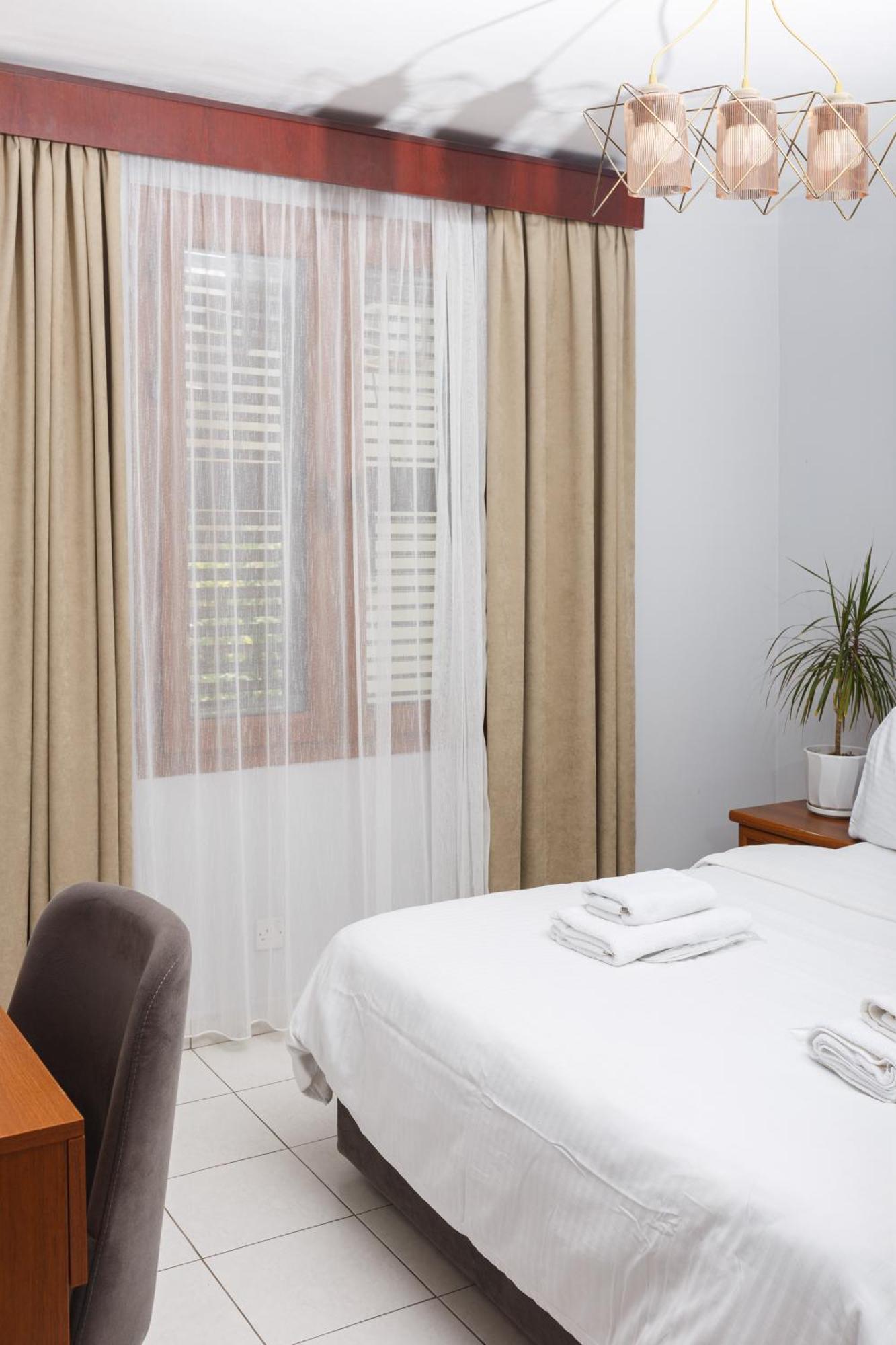 Homelike Guest House 凯里尼亚 外观 照片