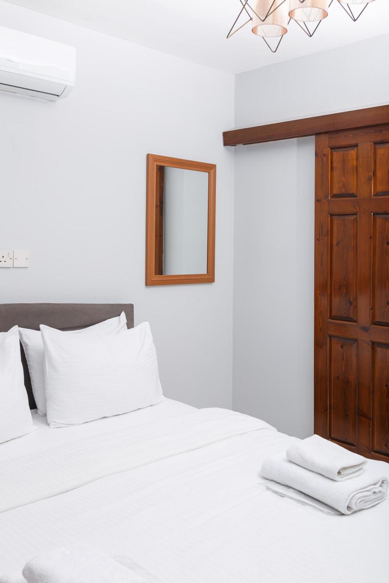 Homelike Guest House 凯里尼亚 客房 照片