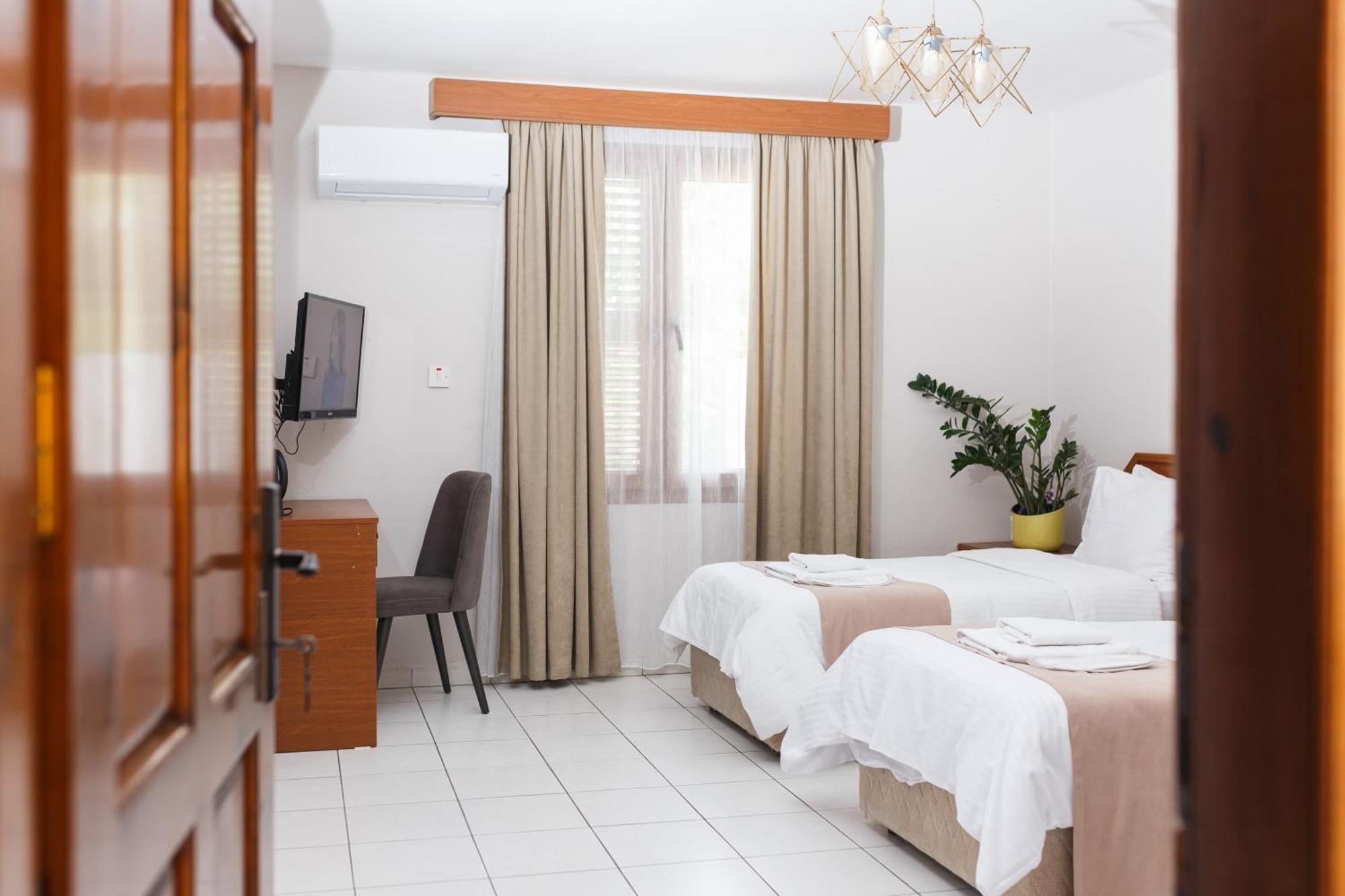 Homelike Guest House 凯里尼亚 外观 照片