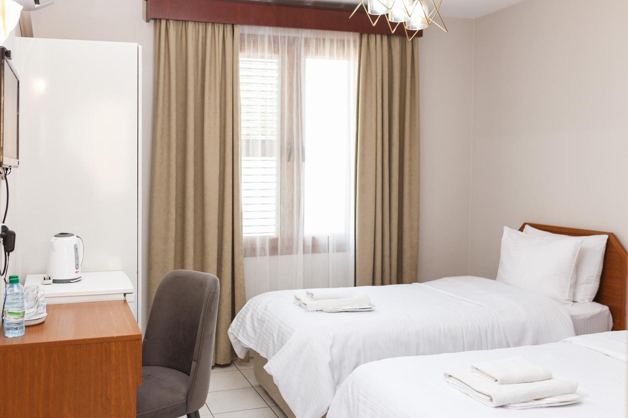 Homelike Guest House 凯里尼亚 外观 照片