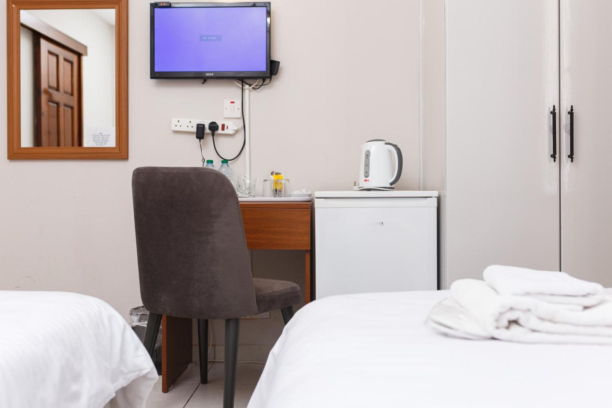 Homelike Guest House 凯里尼亚 外观 照片
