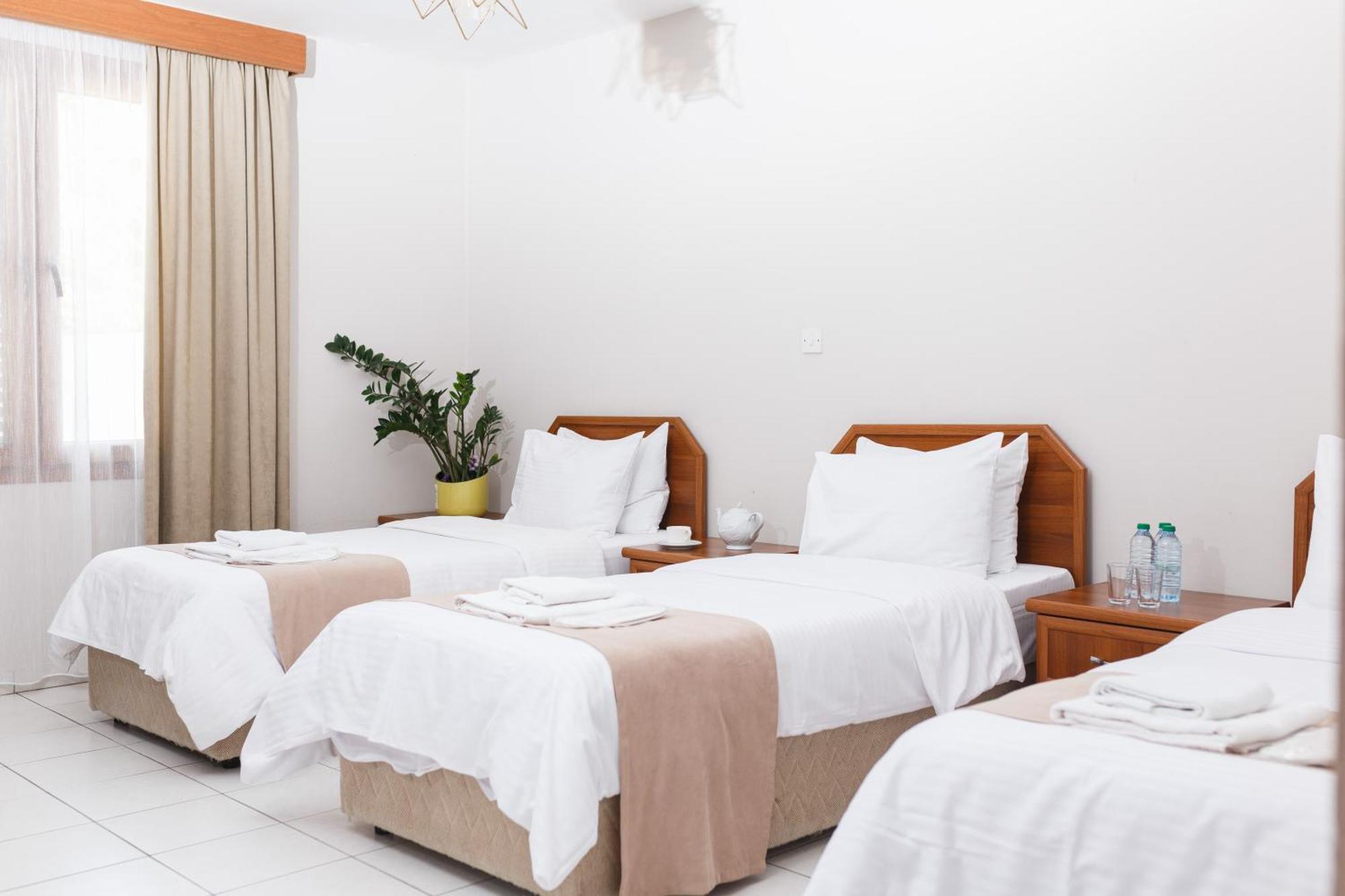Homelike Guest House 凯里尼亚 外观 照片