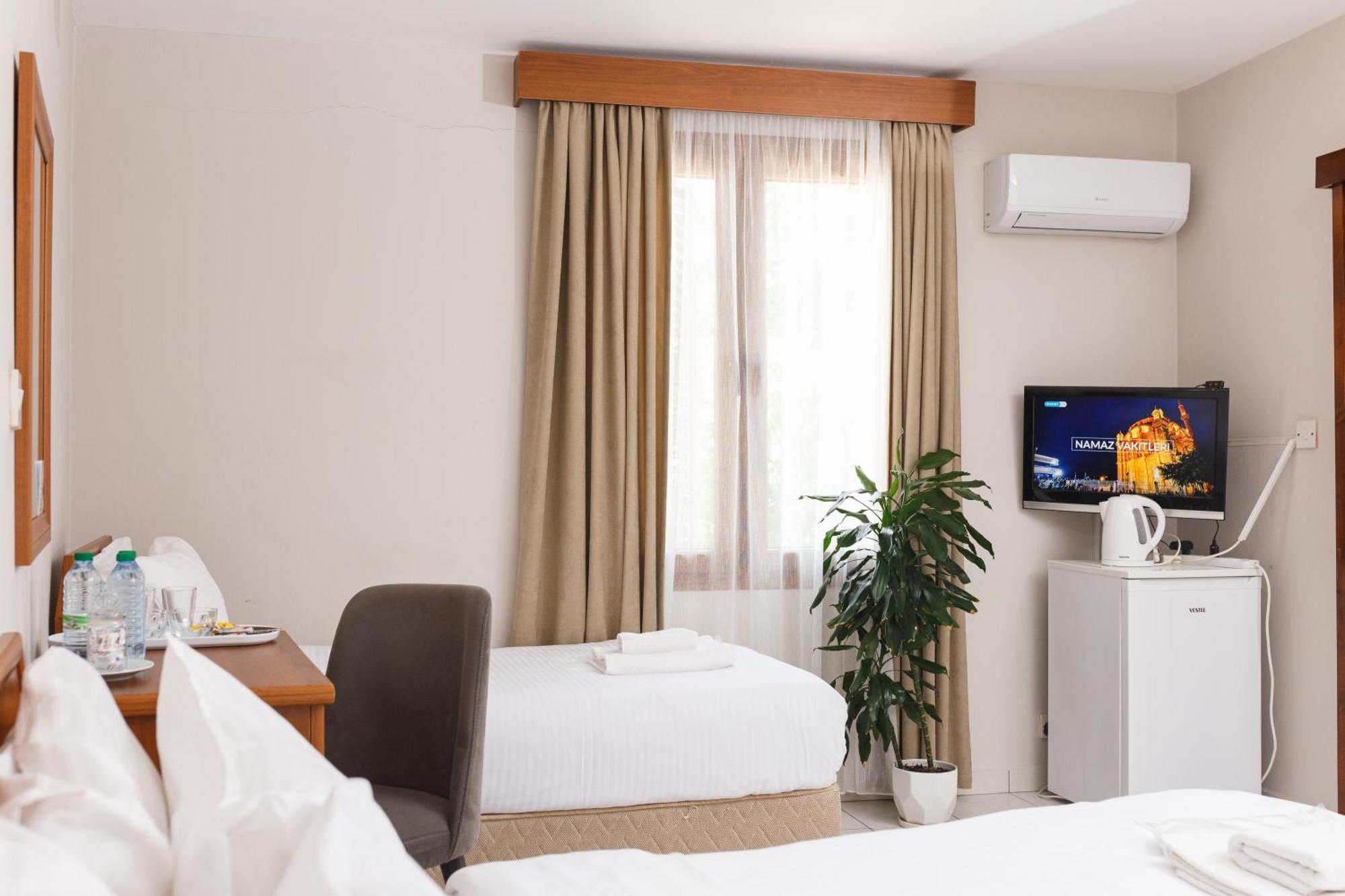 Homelike Guest House 凯里尼亚 外观 照片