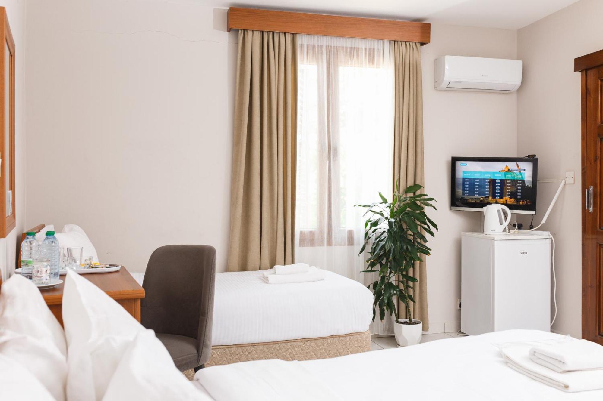 Homelike Guest House 凯里尼亚 外观 照片