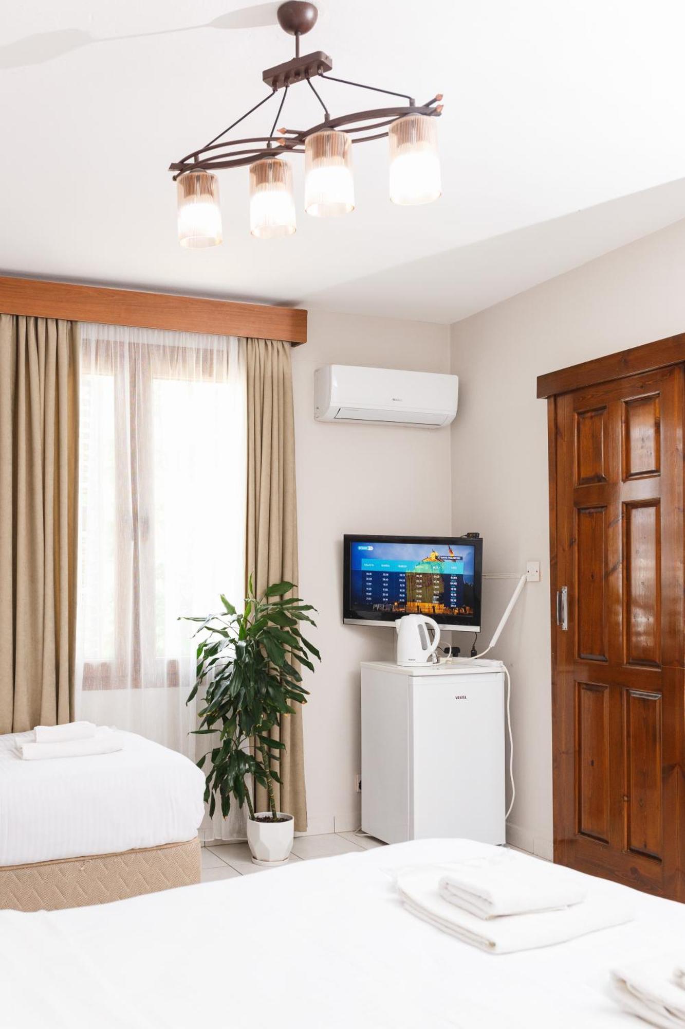 Homelike Guest House 凯里尼亚 客房 照片