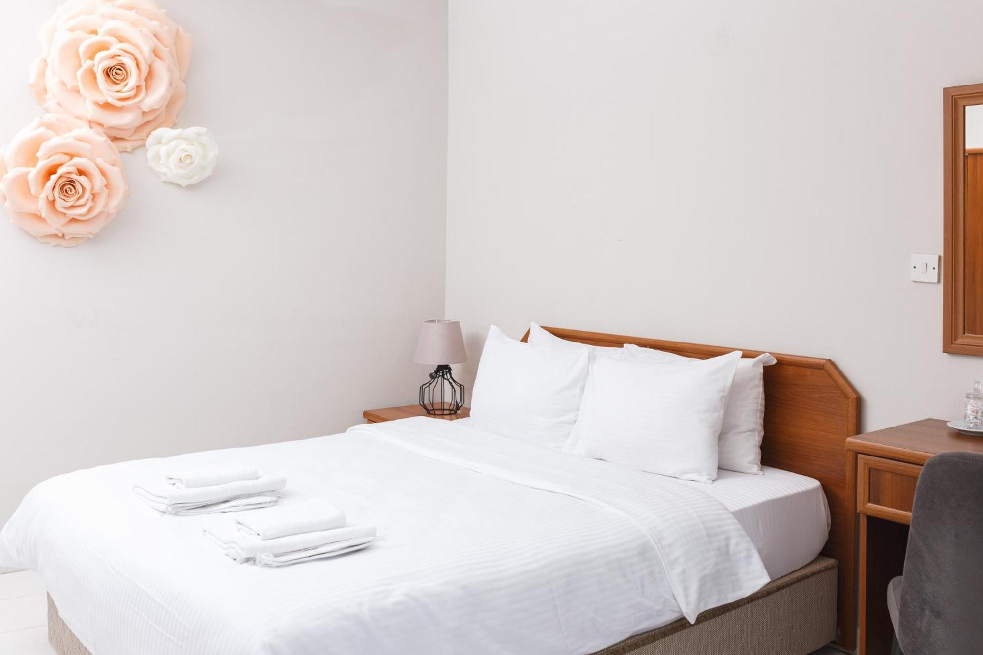 Homelike Guest House 凯里尼亚 外观 照片