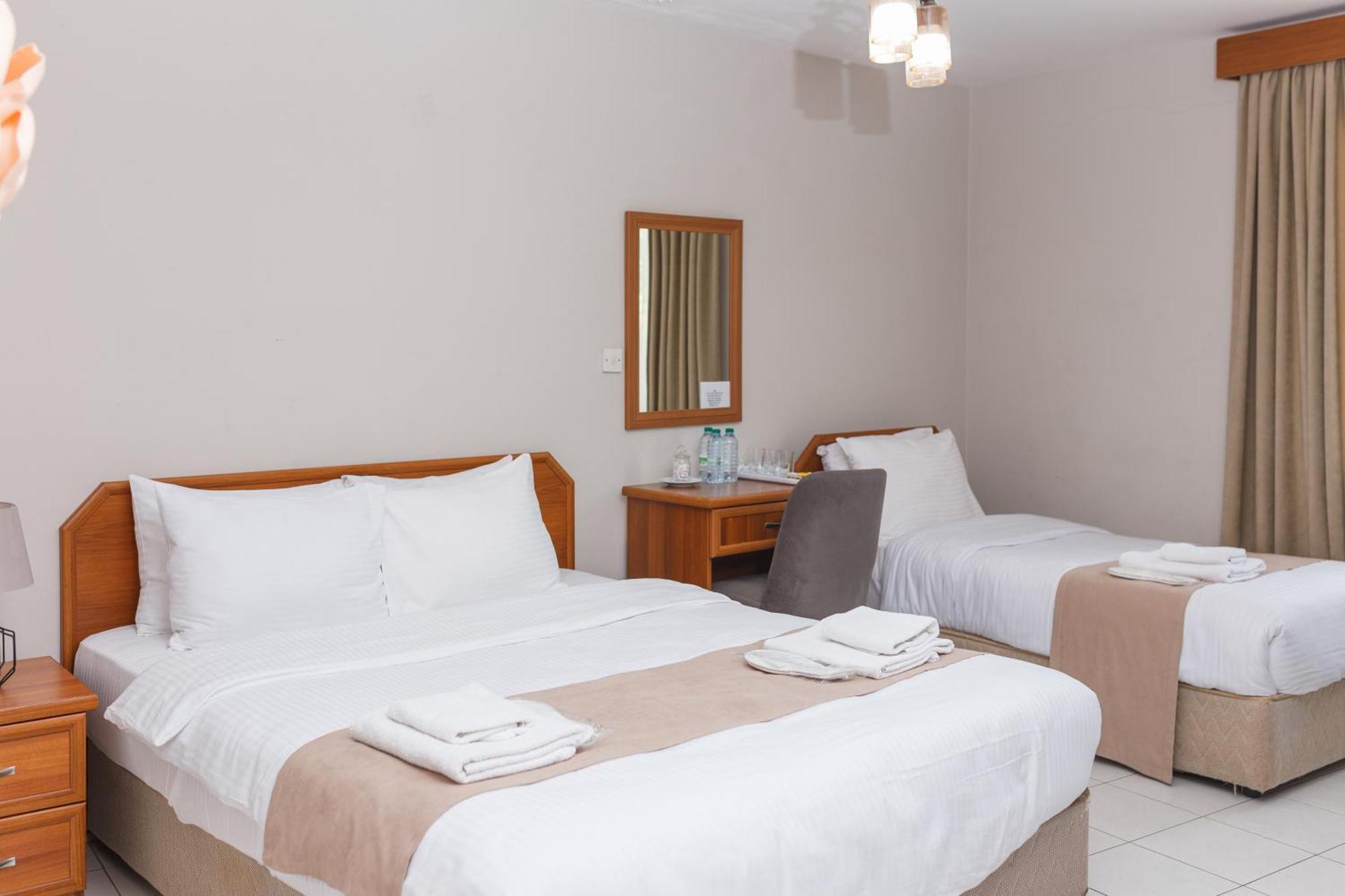 Homelike Guest House 凯里尼亚 外观 照片