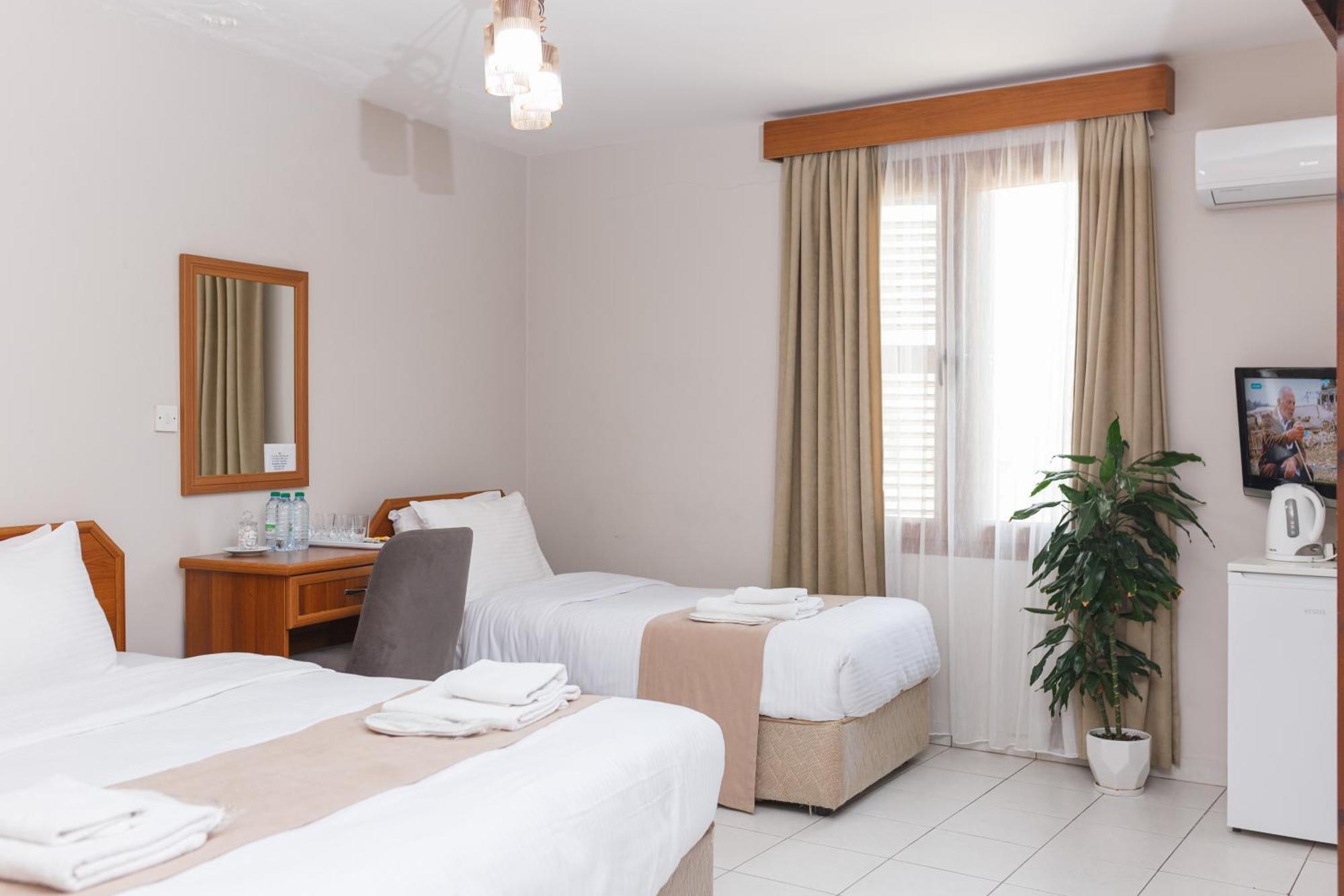 Homelike Guest House 凯里尼亚 外观 照片