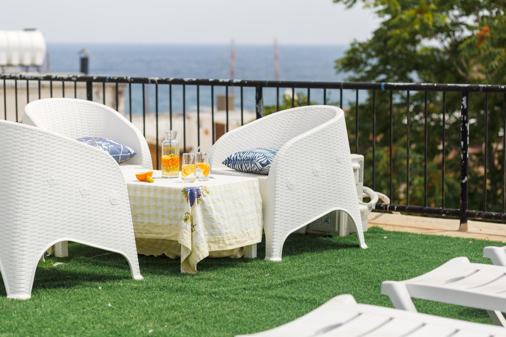 Homelike Guest House 凯里尼亚 外观 照片